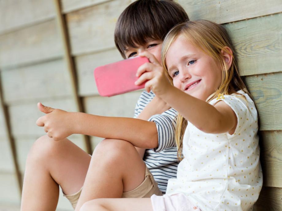 Enfants prenant une photo. (photo : Etre parents)