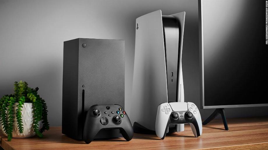 Xbox One et PlayStation 5, touchées par la pénurie de puces. (photo : CNN)