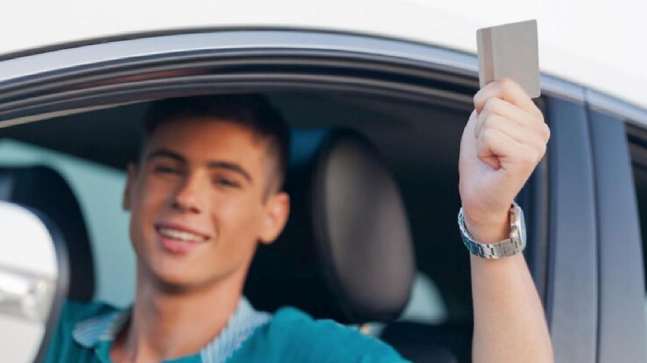 La plupart des adolescents qui agissent ainsi motivés par le défi de TikTok sont des jeunes de moins de 15 ans qui ne sont pas encore en mesure d'obtenir un permis de conduire aux États-Unis. (Feepik)