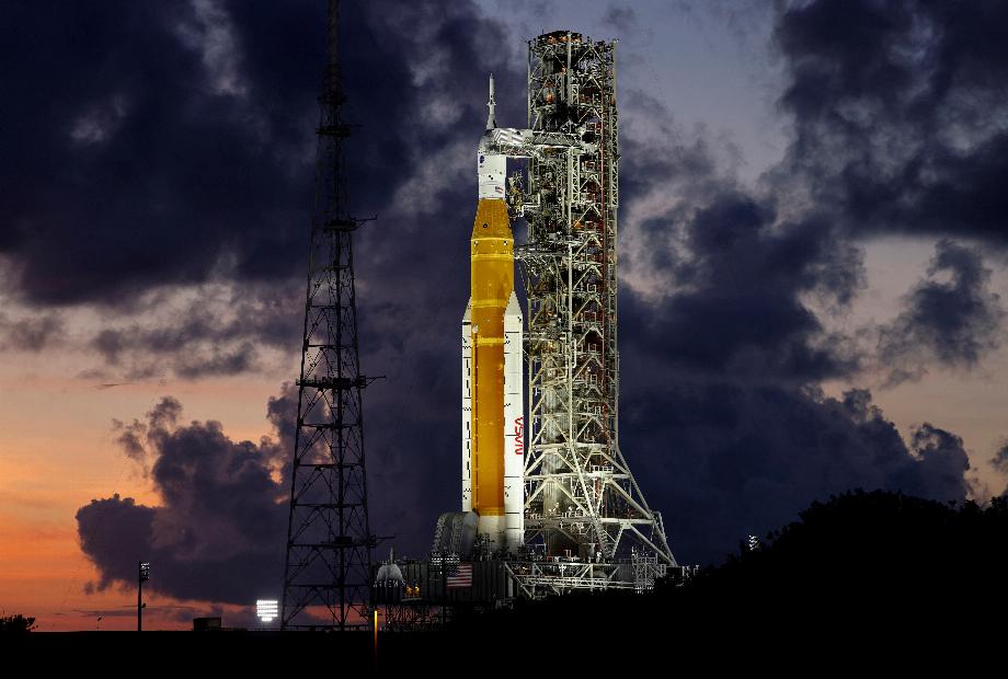 PHOTO DE DOSSIER: La fusée lunaire de nouvelle génération de la NASA, le système de lancement spatial (SLS) Artemis 1, est présentée au Kennedy Space Center à Cap Canaveral, en Floride, aux États-Unis. 27 juin 2022. REUTERS/Joe Skipper/photo d'archives