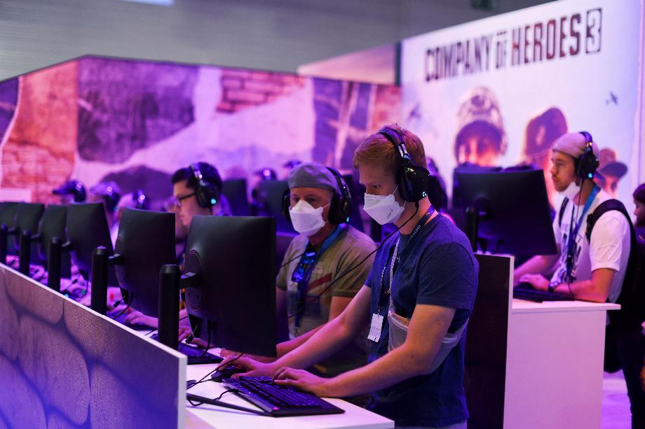 Selon l'étude de l'Oxford Internet Institute, 84 % pensent que les jeux peuvent rassembler des personnes ayant des intérêts similaires, et 42 % ont rencontré un très bon ami ou une autre personne importante grâce au jeu. (REUTERS/Thilo Schmuelgen)