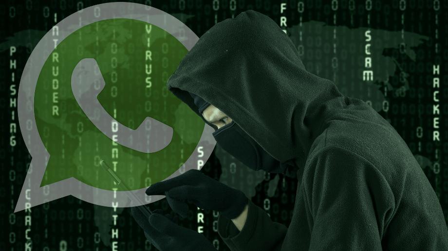 Hacker touchant un écran de smartphone avec fond de code binaire