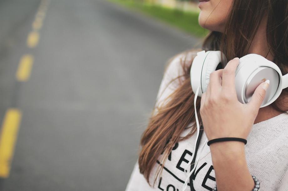 Alterner les oreilles dans lesquelles les aides auditives sont portées peut être une option que les utilisateurs peuvent appliquer pour faire une pause dans les sons. (Pixabay)