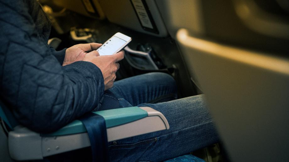 L'une des premières instructions des agents de bord aux passagers est de mettre le téléphone en mode avion (Getty Images)