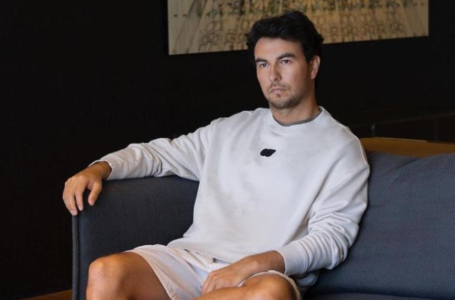 Checo Pérez posant pour AlphaTauri, une marque qui sponsorise l'équipe sœur de Red Bull (Photo : Instagram/@schecoperez)