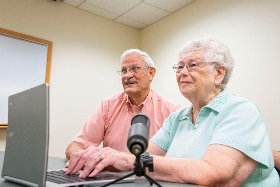 Le projet prélève des échantillons de voix de personnes handicapées lorsqu'elles parlent afin que, grâce à l'intelligence artificielle et à l'apprentissage automatique, les systèmes informatiques puissent reconnaître leurs schémas lorsqu'ils parlent. (Université de l'Illinois)