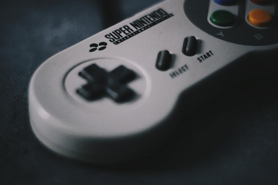 Pages de jeux vidéo rétro pour téléphones portables et ordinateurs.