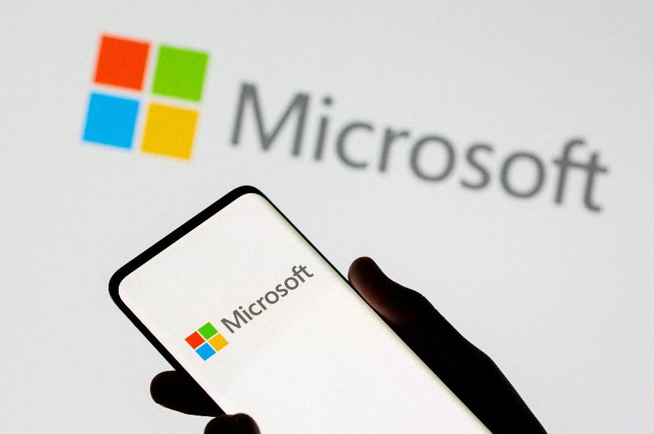 Le 31 décembre 1997, Microsoft annonce le rachat de Hotmail pour 400 millions de dollars. REUTERS/Dado Ruvic/Illustration/Photo d'archive