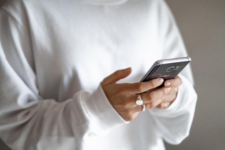 Plusieurs plateformes sont spécialisées dans l'aide aux personnes pour trouver un partenaire hors mariage.