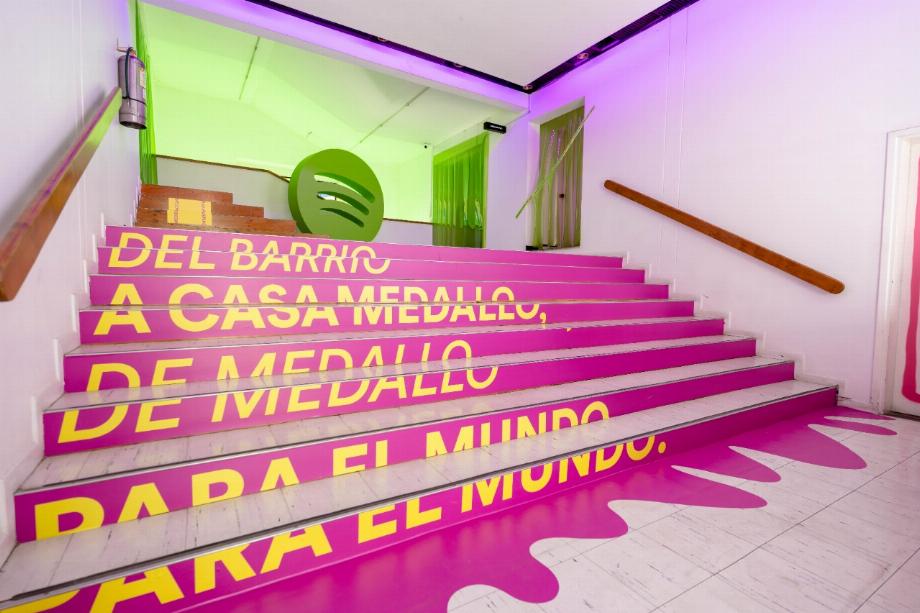 La Casa Spotify Medallo en Colombie est située sur la Plaza Botero en face du Museo de Antioquia.