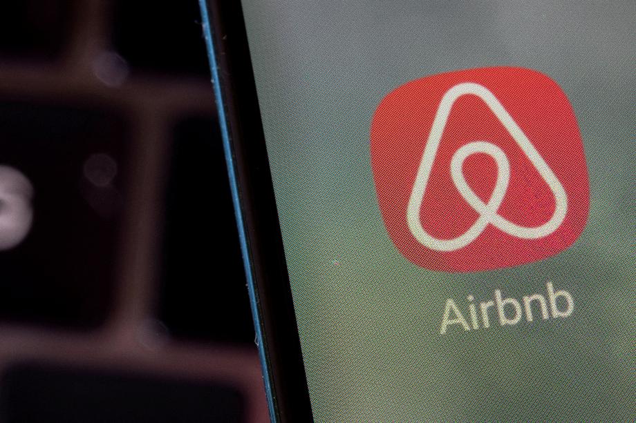 FILE PHOTO: L'application Airbnb est vue sur un smartphone dans cette illustration prise le 27 février 2022. REUTERS/Dado Ruvic/Illustration//File Photo
