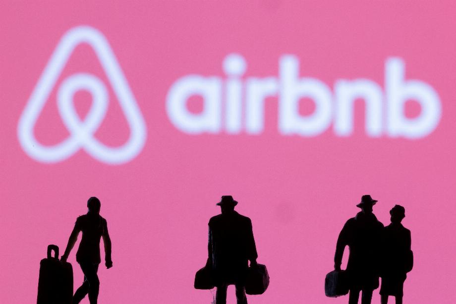 Les utilisateurs d'Airbnb auront la possibilité de consulter automatiquement toutes les annonces et les avis sur la plateforme dans la langue de leur choix. REUTERS/Dado Ruvic/Illustration