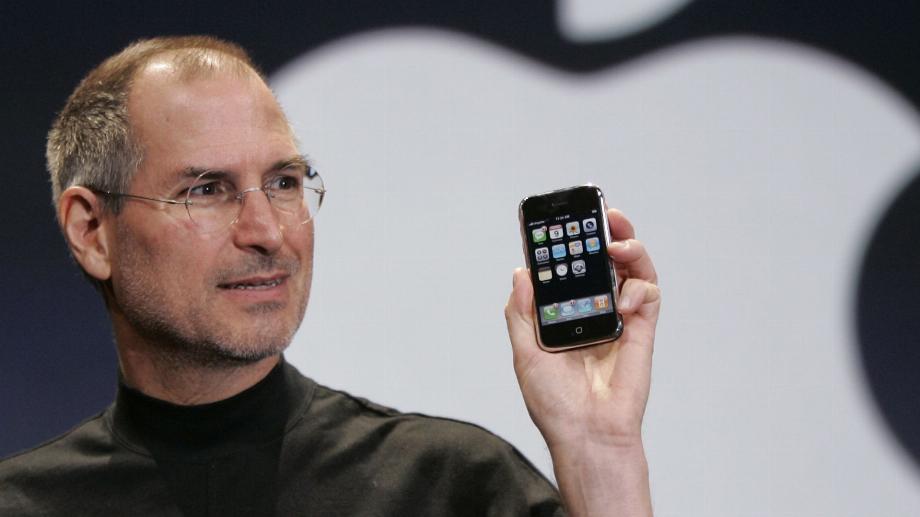 Steve Jobs lors du lancement du premier iPhone au monde en 2007