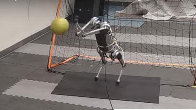 Vidéos de gardiens de but robots en compétition dans des ligues de football