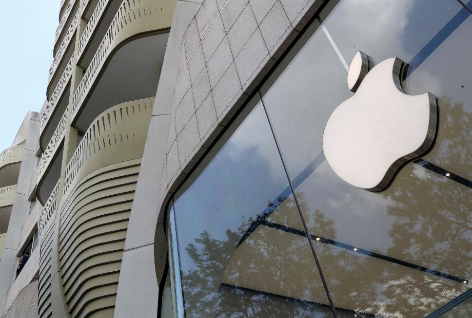 Apple a des règles sur la publicité dans les applications liées aux activités destinées aux utilisateurs d'âge légal, telles que les jeux d'argent, l'alcool, les rencontres et l'accès aux médicaments et les classe comme restreintes. REUTERS/Yves Herman/photo d'archives