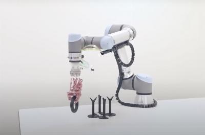 Une main robotique a des tentacules pneumatiques en caoutchouc et est utilisée pour cela