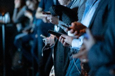 Cinq signes qui montrent une relation malsaine avec les réseaux sociaux