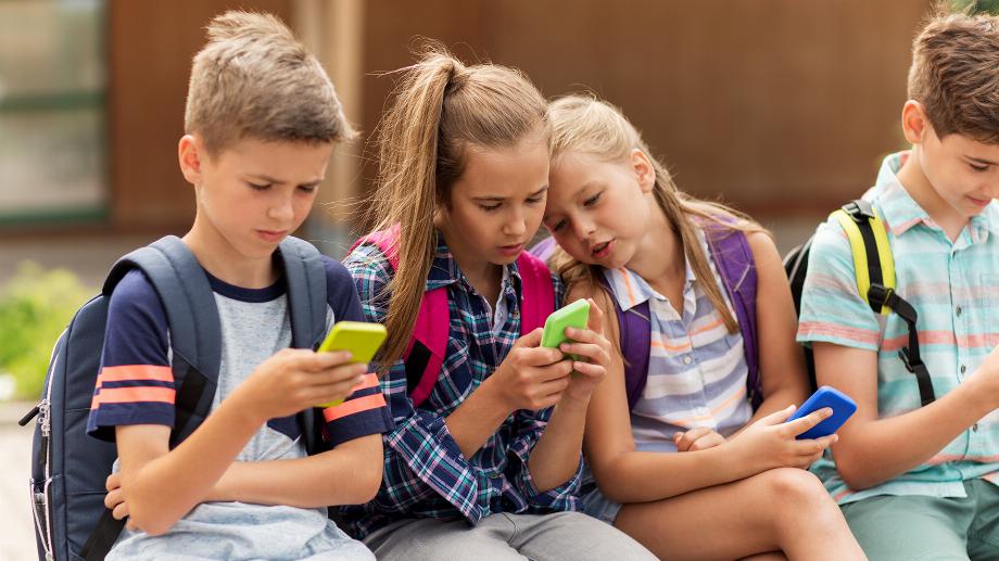 L'âge auquel il convient d'acheter aux enfants leur premier téléphone portable est une question fréquente chez les parents (Photo: Getty)