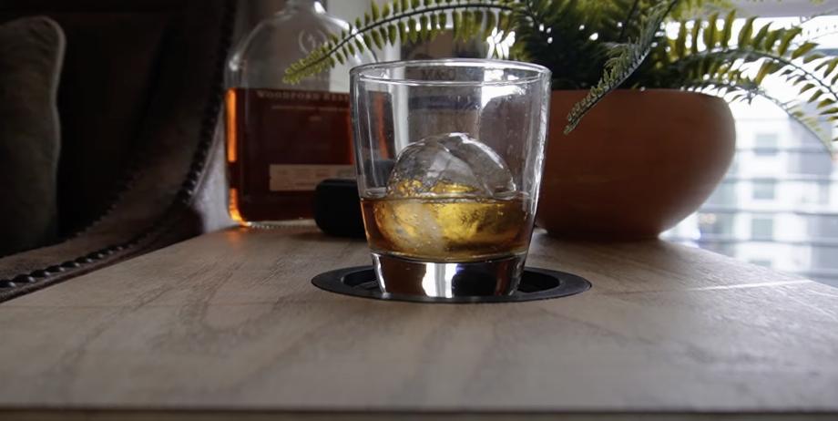 Alexa peut préparer une boisson grâce à cette invention. (photo : YouTube/Audax)