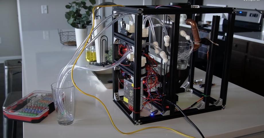 Alexa peut préparer une boisson grâce à cette invention. (photo : YouTube/Audax)