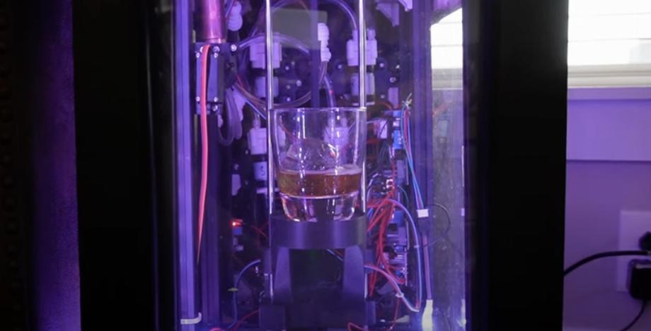 Alexa peut préparer une boisson grâce à cette invention. (photo : YouTube/Audax)