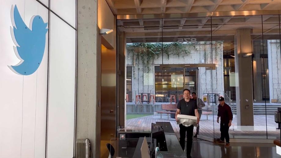 Elon Musk entrant dans les bureaux de Twitter. (photo : RT News)