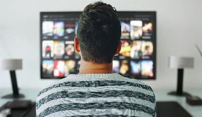 Est-il recommandé de laisser le téléviseur allumé toute la journée ?