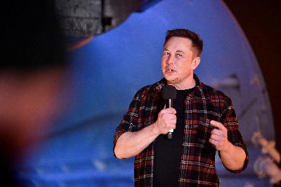 Elon Musk va créer son propre téléphone portable avec un avertissement à Google et Apple