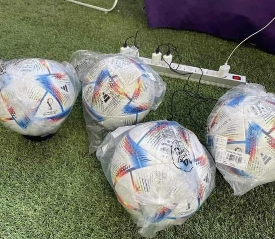 Chargement du ballon de la Coupe du monde Qatar 2022 via USB. (photo : Twitter/sebastia_me)