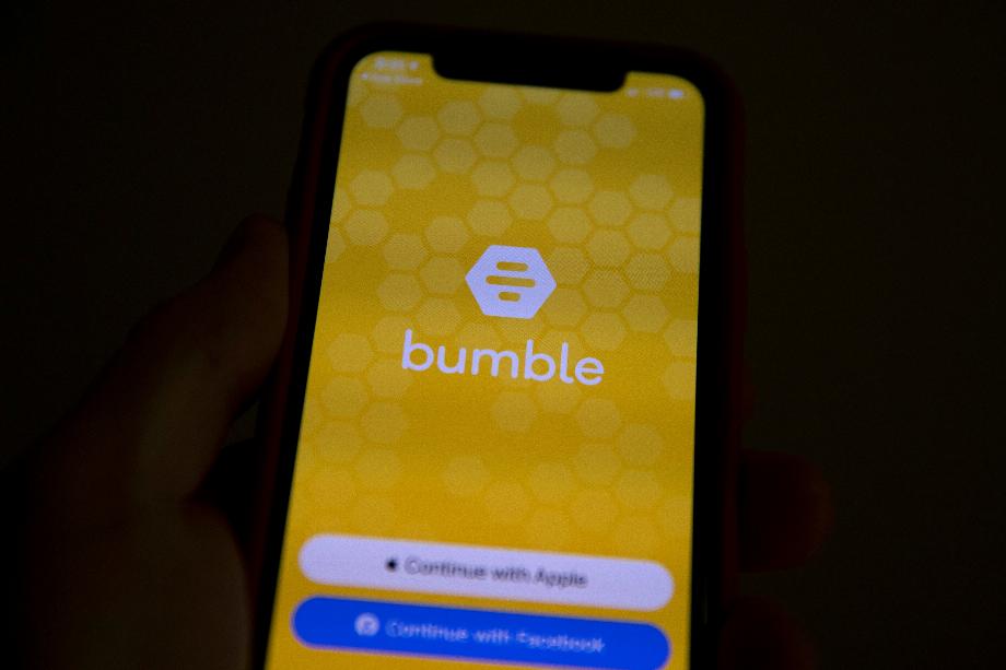 Bumble n'autorise pas les photos de seins nus, de sous-vêtements ou de lingerie, ainsi que les maillots de bain dans des espaces clos. REUTERS/Mike Blake/Illustration/Photo d'archive