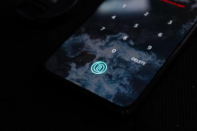 Nouvelle technologie pour déverrouiller le téléphone portable avec l'empreinte digitale n'importe où sur l'écran