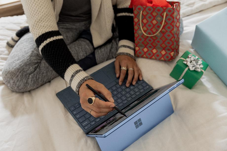 Des cartes aux cours virtuels, la technologie offre diverses options pour les cadeaux de Noël.