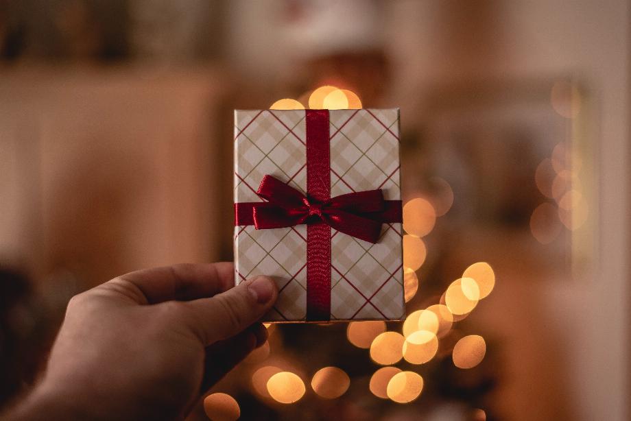Des cartes aux cours virtuels, la technologie offre diverses options pour les cadeaux de Noël.