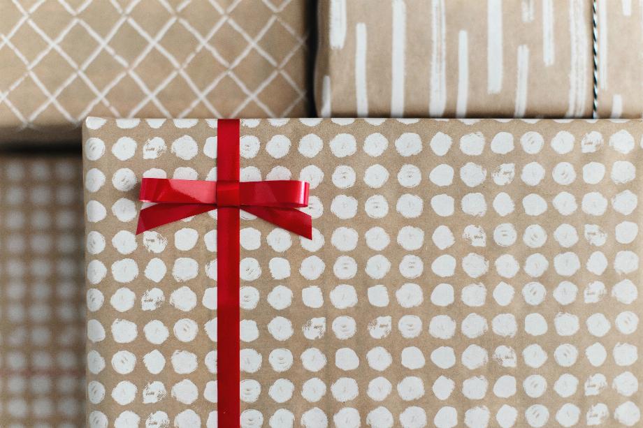 Des cartes aux cours virtuels, la technologie offre diverses options pour les cadeaux de Noël.