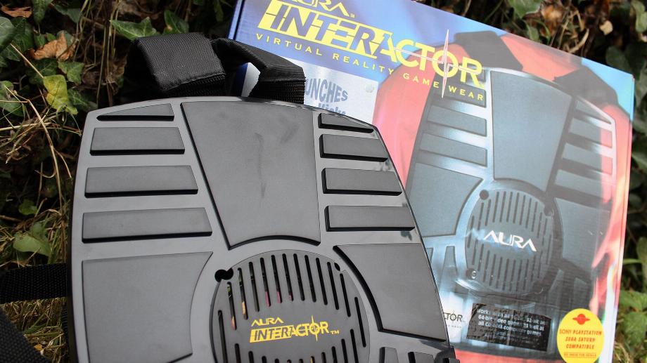 Une valise qui transmettait les coups et les réactions du jeu vidéo au corps du joueur.