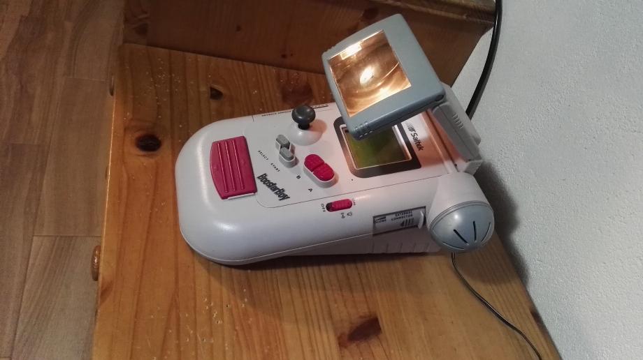 Cet appareil a augmenté la taille de l'écran de la Game Boy et le confort de contrôle de ses boutons.