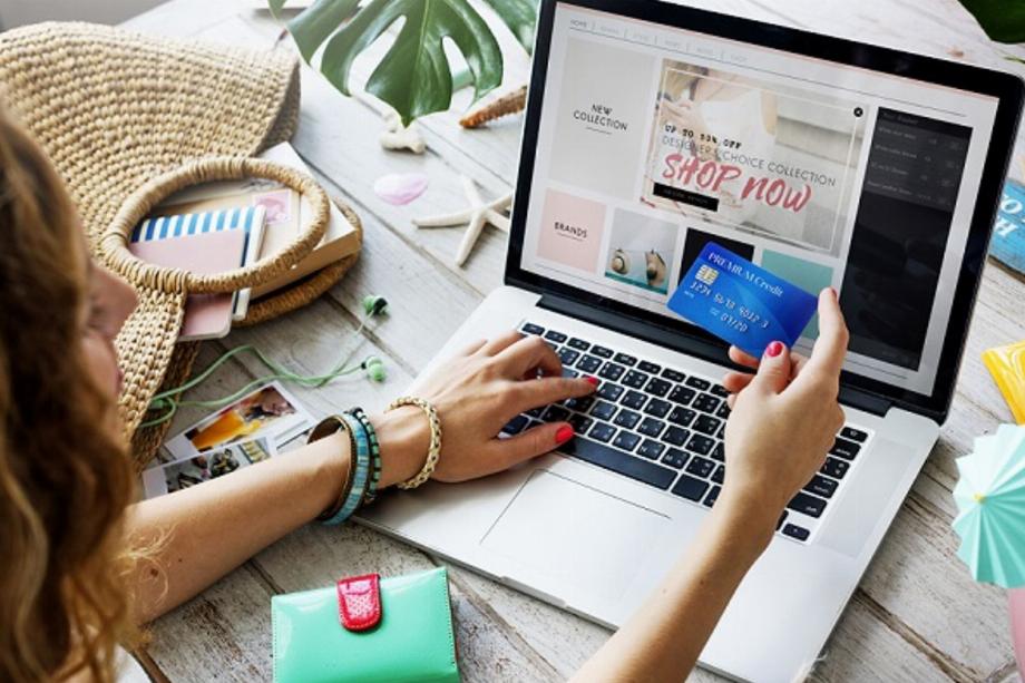 Pressés d'obtenir les meilleurs prix, les internautes peuvent tomber dans le piège des escroqueries qui utilisent de faux sites Web pour voler les informations bancaires et l'argent de leurs victimes. (Andin)