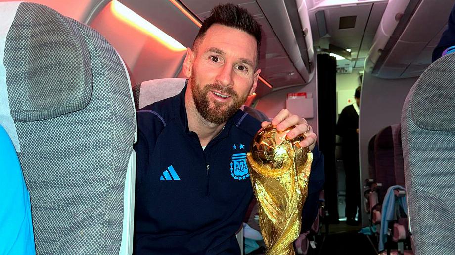 Lionel Messi télécharge une photo sur Instagram posant avec la Coupe du monde. (photo : Instagram)