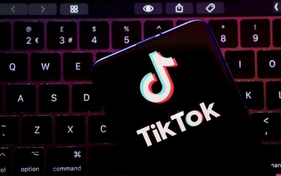PHOTO DE FICHIER : Le logo de l'application TikTok est visible sur cette illustration prise le 22 août 2022. REUTERS/Dado Ruvic/Illustration