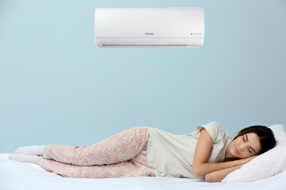 Image d'illustration d'une personne dormant avec la climatisation allumée. (photo : Servelc)