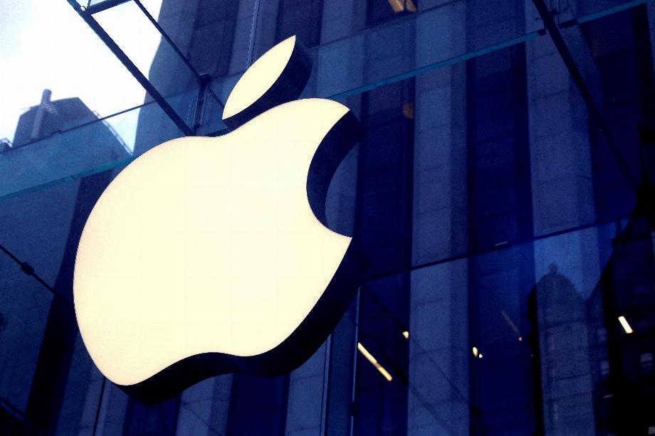 Apple pourrait réduire le prix des modèles iPhone 15 et iPhone 15 Plus pour encourager les ventes l'année prochaine. REUTERS/Mike Segar/photo d'archives