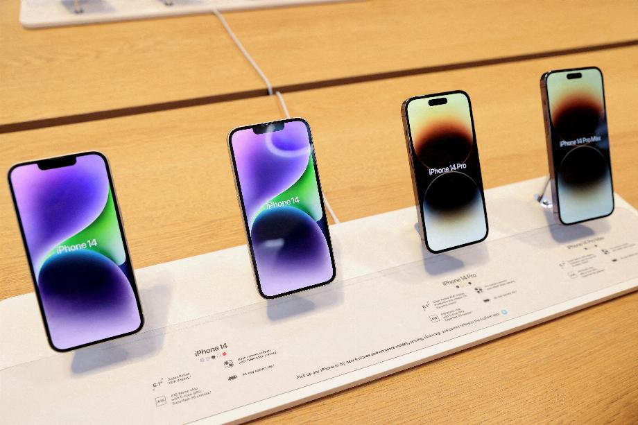 La décision d'augmenter le nombre de différences dans les composants des deux gammes d'appareils, non Pro et Pro, serait l'option à laquelle Apple aurait recours en l'an 2023. REUTERS/Andrew Kelly/File Photo