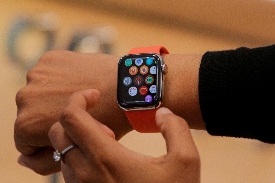 FILE PHOTO: Un employé de l'Apple Store montre la nouvelle Apple Watch Series 5 lors de l'aperçu du magasin Apple Fifth Avenue repensé et repensé à New York, États-Unis, le 19 septembre 2019. REUTERS / Brendan McDermid / File Photo
