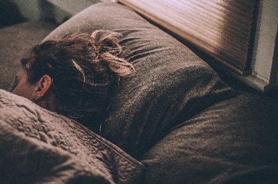 Quels sont les risques de dormir avec son téléphone portable à côté de soi ?