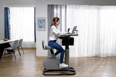 Ce vélo d'appartement vous permet de faire de l'exercice et de travailler en même temps