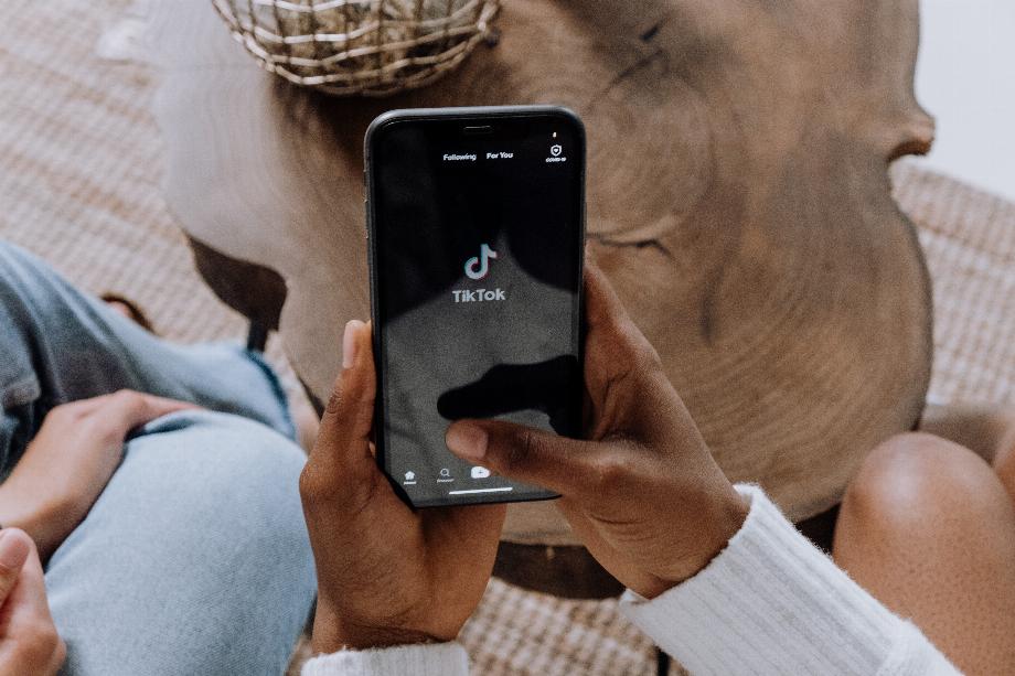L'application permet aux créateurs de contenu de limiter les vidéos aux adultes et de ne pas affecter les mineurs.
