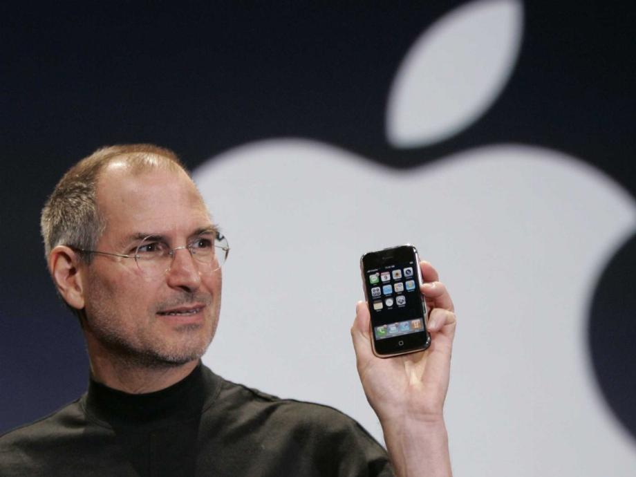 Steve Jobs a présenté le téléphone qui allait révolutionner la communication en janvier 2007.