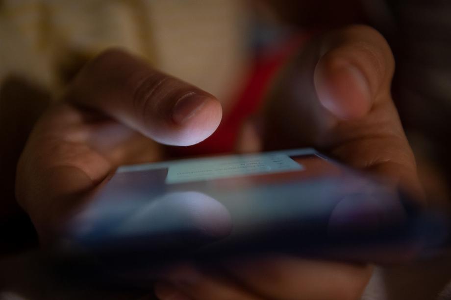 La planification de la suppression constante des fichiers inutilisés dans un smartphone peut aider à améliorer ses performances. Photo : Sebastian Gollnow/dpa