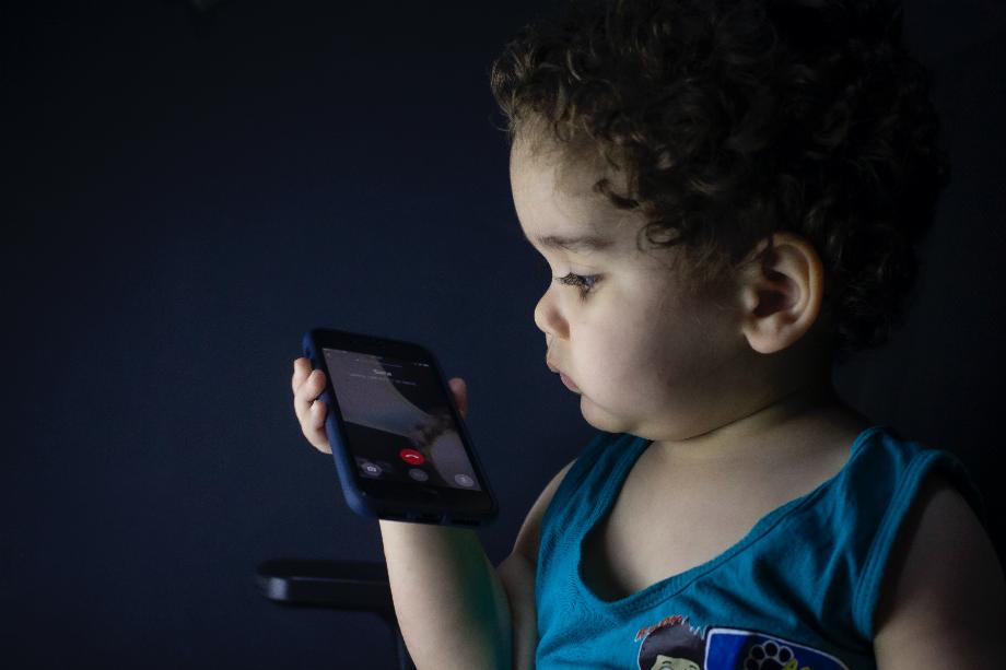 Donner un téléphone portable à un mineur alors qu'il pleure peut affecter son développement émotionnel.