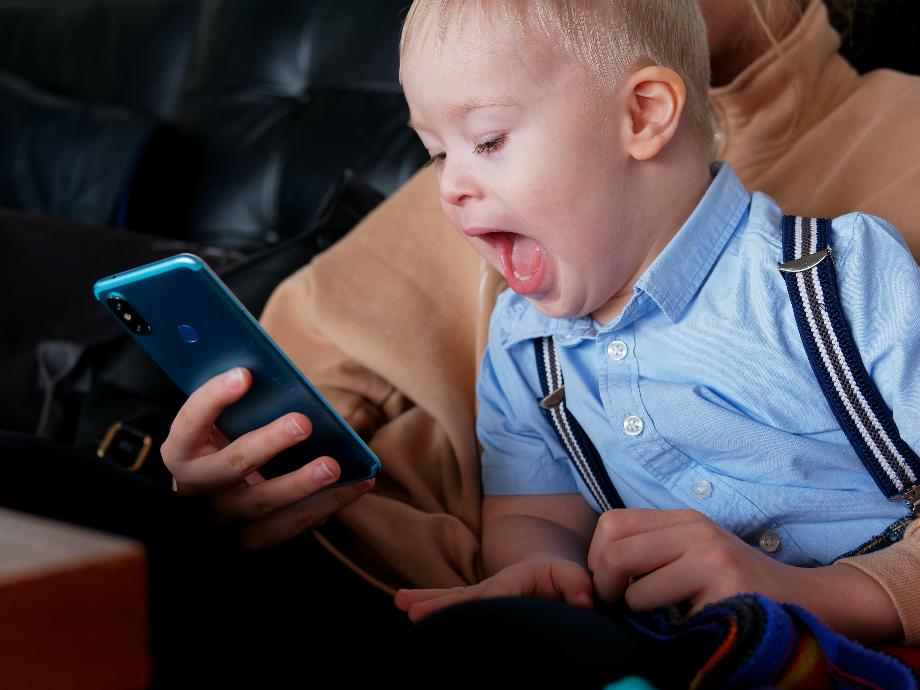 Donner un téléphone portable à un mineur alors qu'il pleure peut affecter son développement émotionnel.